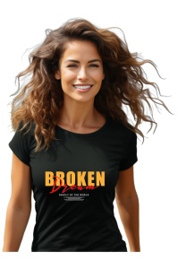 Femeie cu păr castaniu ondulat, purtând un tricou negru cu mesajul 'Broken Dream' scris în galben și roșu, însoțit de text mic în alb, stil modern și casual
