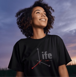 Fată zâmbitoare purtând un tricou negru cu un design grafic care formează cuvântul 'life' și mesajul 'is short. live it!', alături de săgeți stilizate, pe un fundal de apus.