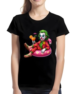 Femeie purtând un tricou negru cu un design vesel, care îl înfățișează pe Joker, relaxându-se pe o saltea gonflabilă roz și savurând un cocktail, evidențiind o atmosferă de distracție și vacanță.