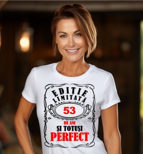 Femeie care poartă un tricou alb personalizat cu mesajul: ''53 de ani si totusi perfect''.