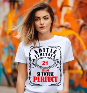 Femeie care poartă un tricou alb personalizat cu mesajul: ''21 de ani si totusi perfect''.