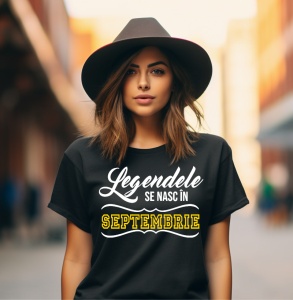 Femeie care poartă un tricou negru personalizat cu mesajul: ''Legendele se nasc in septembrie''.