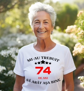 Femeie care poartă un tricou alb personalizat cu mesajul: ''Mi-au trebuit 74 de ani sa arat asa bine''