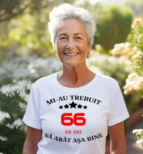 Femeie care poartă un tricou alb personalizat cu mesajul: ''Mi-au trebuit 66 de ani sa arat asa bine''