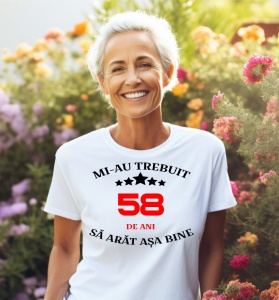 Femeie care poartă un tricou alb personalizat cu mesajul: ''Mi-au trebuit 58 de ani sa arat asa bine''