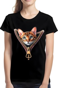 Femeie purtând un tricou negru cu un design ce ilustrează un pui de pisică bengaleză cu blană tigrată și ochi verzi, apărând din spatele unui fermoar deschis.