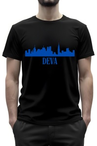Tricou negru cu un imprimeu al siluetei orașului Deva în albastru, având scris numele orașului sub linia orizontului urban stilizat. Modelul poartă tricoul și are o barbă scurtă.