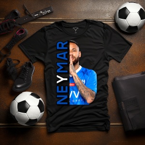 Tricou negru personalizat cu imaginea fotbalistului Neymar și text vertical albastru cu numele 'Neymar', așezat pe o masă cu mingi de fotbal, ghete și accesorii sportive.