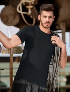 Barbat imbracat in tricou de culoare negru