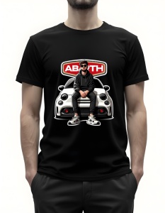 Bărbat purtând un tricou negru cu grafică imprimată, arătând un bărbat cu ochelari de soare, îmbrăcat în negru, stând pe capota unei mașini Abarth, cu logo-ul Abarth în fundal.