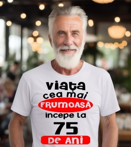 Un bărbat purtând un tricou alb cu textul ''Viața cea mai frumoasă începe la 75 de ani''.
