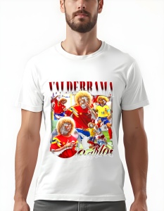 Bărbat purtând un tricou alb cu un design grafic vibrant dedicat legendarului fotbalist columbian Carlos Valderrama. Grafica include mai multe imagini iconice cu Valderrama pe teren, purtând echipamentul roșu și galben al echipei naționale a Columbiei. Es