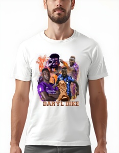 Bărbat purtând un tricou alb cu un design grafic al fotbalistului Daryl Dike, reprezentat în diverse ipostaze în echipamente diferite, pe un fundal de flăcări, alături de trofeul Cupei Mondiale și cu numele 'Daryl Dike' scris dedesubt.