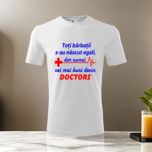 Tricou alb cu un mesaj tipografic în albastru și roșu, care spune: 'Toți bărbații s-au născut egali, dar numai cei mai buni devin Doctori', alături de iconițe cu o cruce roșie și un puls