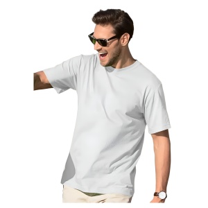 Barbat vesel si tanar cu ochelari de soare la ochi poarta un tricou barbat simplu elegant din bumbac de culoare alb