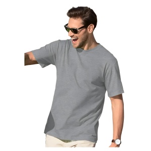 Barbat vesel si tanar cu ochelari de soare la ochi poarta un tricou barbat simplu elegant din bumbac de culoare gri inchis