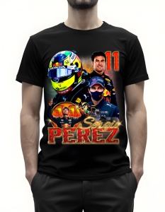Bărbat purtând un tricou negru cu grafică imprimată, prezentând mai multe imagini ale pilotului de curse Sergio Pérez, inclusiv numărul său '11' și numele 'Sergio Pérez' scris în partea de jos, pe un fundal colorat.