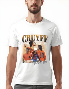 Bărbat purtând un tricou alb cu un design grafic dedicat legendarului fotbalist Johan Cruyff, reprezentat în diverse ipostaze în echipamentul echipei naționale a Olandei și al clubului FC Barcelona, cu numele 'Cruyff' deasupra și 'Johan' dedesubt.