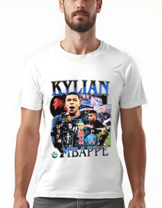 Bărbat purtând un tricou alb cu design grafic al fotbalistului Kylian Mbappe în echipamentul echipei Paris Saint-Germain (PSG), cu textul 'Kylian Mbappe' și mai multe imagini ale jucătorului în diverse ipostaze, alături de sigla clubului PSG.
