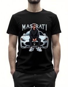 Bărbat purtând un tricou negru cu grafică imprimată, arătând un bărbat cu ochelari de soare, îmbrăcat în negru, stând pe capota unei mașini Maserati, cu textul 'MASERATI' deasupra.