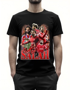 Bărbat purtând un tricou negru cu un design grafic al fotbalistului Mohamed Salah, reprezentat în mai multe ipostaze în tricoul echipei Liverpool, pe un fundal roșu intens, cu textul 'Mo Salah' în partea de jos.