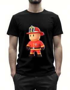 Bărbat purtând un tricou negru cu un design grafic reprezentând un pompier stilizat, purtând uniformă roșie, cască de protecție cu numărul 2 și mănuși negre.