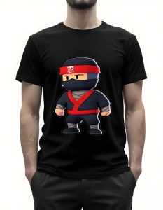 Bărbat purtând un tricou negru cu un design grafic reprezentând un ninja stilizat, îmbrăcat în costum negru cu bandană roșie și simbol asiatic, având un look de luptător.