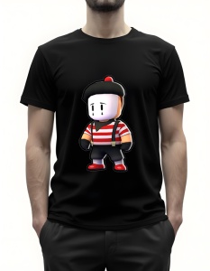 Bărbat purtând un tricou negru cu un design grafic reprezentând un mim simpatic, purtând o beretă neagră, tricou cu dungi roșii și albe, bretele negre și pantofi roșii.