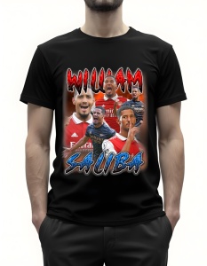 Bărbat purtând un tricou alb cu grafică imprimată, prezentând mai multe imagini ale fotbalistului Neymar Jr. în echipamentul echipei Braziliei, inclusiv numele 'Neymar Jr.' și numărul său '10', pe un fundal de foc.