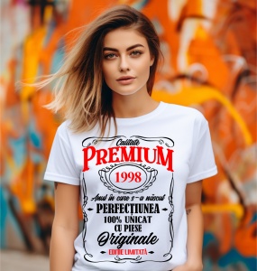 Femeie care poartă un tricou alb personalizat cu mesajul: ''Anul in care s-a nascut perfectiunea (1998), 100% unicat cu piese originale''.