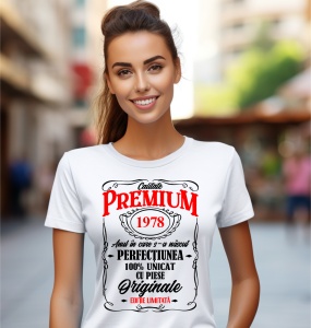 Femeie care poartă un tricou alb personalizat cu mesajul: ''Anul in care s-a nascut perfectiunea (1978), 100% unicat cu piese originale''.