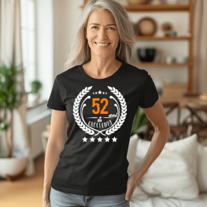 Femeie care poartă un tricou negru personalizat cu mesajul: ''52 ani de excelenta''