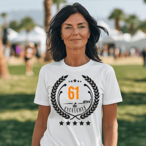 Femeie zâmbitoare purtând un tricou personalizat cu mesajul: ''61 ani de excelenta''