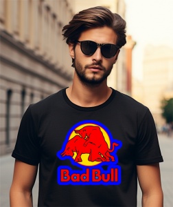 Bărbat purtând un tricou negru cu un logo colorat în roșu și galben, care prezintă doi tauri și textul 'Bad Bull' sub imagine. El poartă ochelari de soare și este surprins pe o stradă urbană.