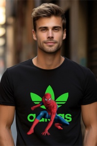 Bărbat purtând un tricou negru cu un design parodic, având o imagine cu Spider-Man în fața logo-ului Adidas în verde.