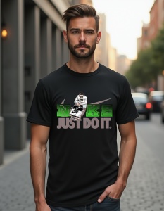 Bărbat purtând un tricou negru cu un design personalizat inspirat de Nike. Logo-ul "NIKE" este stilizat cu litere mari, de culoare verde închis, iar sub acesta apare sloganul "JUST DO IT" în gri închis. Deasupra cuvântului "NIKE," un personaj desenat, un 