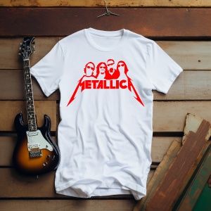 Tricou alb întins pe o suprafață de lemn, având imprimat logo-ul trupei „Metallica” în roșu, însoțit de siluetele membrilor formației deasupra numelui. În stânga tricoului se află o chitară electrică cu un finisaj clasic în degrade maro spre negru, evocân