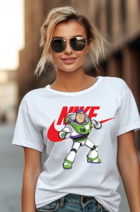 Femeie purtând un tricou alb cu un imprimeu ce îl prezintă pe Buzz Lightyear și logo-ul Nike, stilizat în roșu, într-un design modern și colorat.