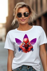 Femeie purtând un tricou alb cu un design grafic vibrant care îl prezintă pe Spider-Man în culori roșii și albastre, pe un fundal cu logo-ul Adidas în violet, purtând ochelari de soare.