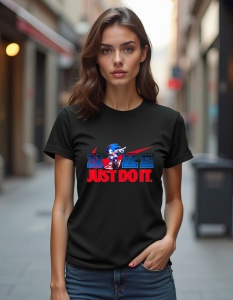 Tricou negru purtat de o femeie, cu un design colorat pe partea frontală. Designul include logo-ul 'Nike' în nuanțe de albastru și roșu, alături de sloganul 'Just Do It' scris cu litere roșii îndrăznețe. Deasupra logo-ului, apare un personaj animat iconic