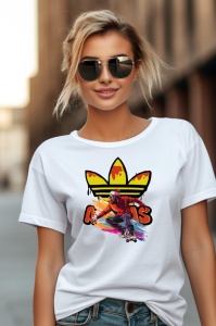 Femeie purtând ochelari de soare și un tricou alb cu un design de skater colorat în fața unui logo stilizat Adidas, cu elemente grafice vibrante