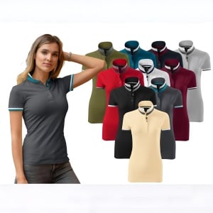 Femeie imbracata in tricou polo de culoare albastru prezentand culorile disponibile rosu, negru, vanilie, gri, albastru