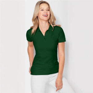Femeie zambitoare si bucuraosa ca poarta un tricou polo dama model Tommy de culoare verde sticla