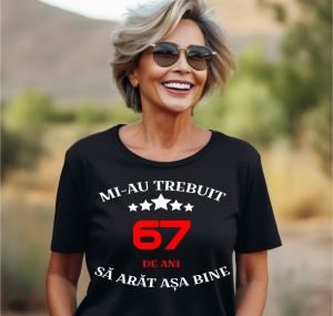 Femeie care poartă un tricou negru personalizat cu mesajul: ''Mi-au trebuit 67 de ani sa arat asa bine''