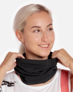 Femeie ce poarta caciula 2 in 1 pe post de fular de culoare gri