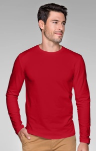 Barbat imbracat in bluza simpla confortabila de culoare rosu
