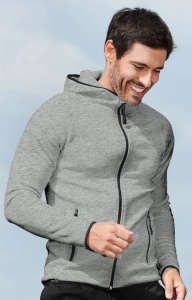 Barbat imbracat in jacheta fleece de culoare gri