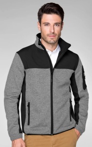 Barbat imbracat in jacheta geaca softshell barbati de culoare gri gheata