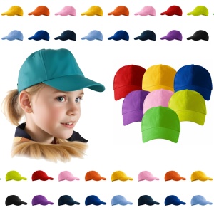 Șapcă verde purtată de o fetiță blondă și mai multe șepci colorate în diverse nuanțe, inclusiv roșu, galben, albastru, roz, portocaliu, mov și negru, prezentate într-o varietate de culori.