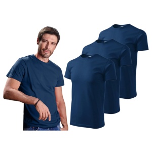 Barbat imbracat in tricou de culoare albastru midnight prezentand setul de 3 tricouri